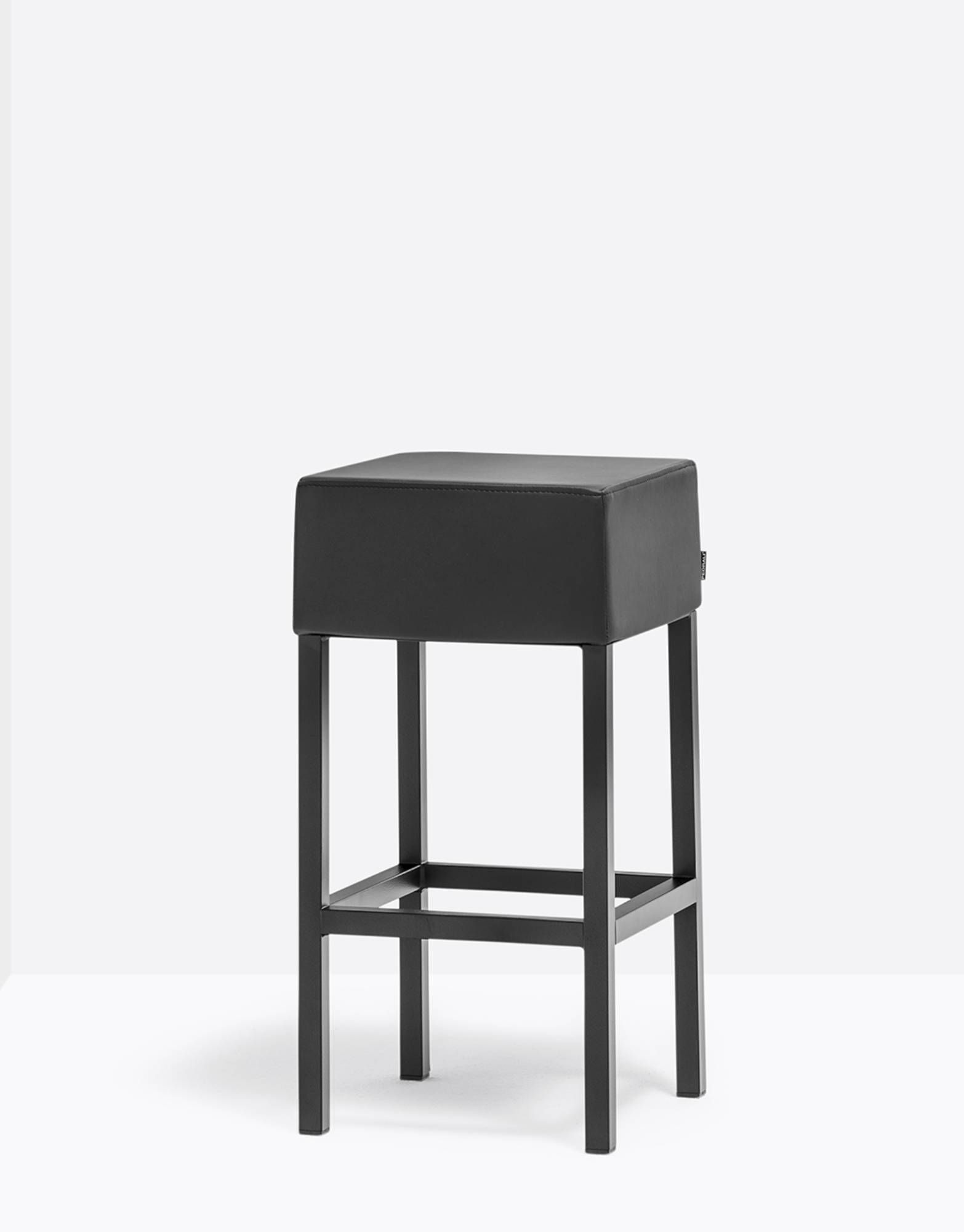 Hoker tapicerowany Cube 1402 leather | Pedrali